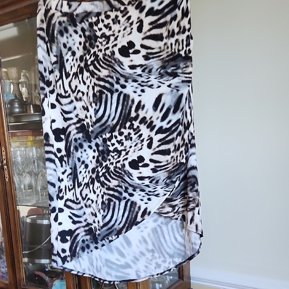 Elegant Black and White High Low Skirt - Picture 4 of 5